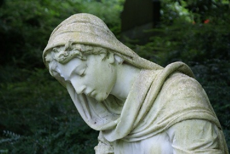 Statue einer Trauernden auf dem Koblenzer Hauptfriedhof (Photo: M. Böckling)